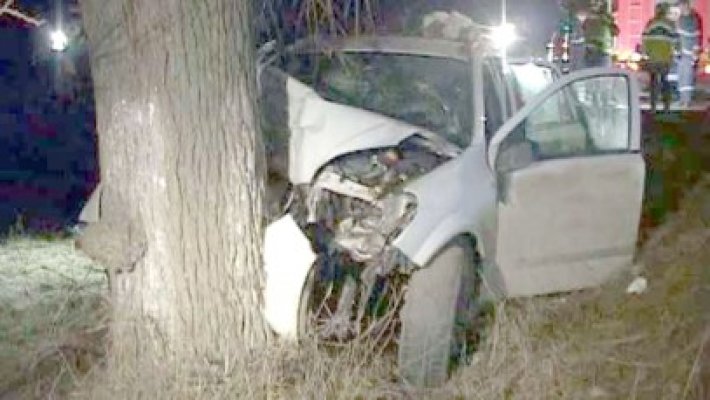 S-a urcat beat la volan şi a intrat cu maşina în copac, la Lipniţa